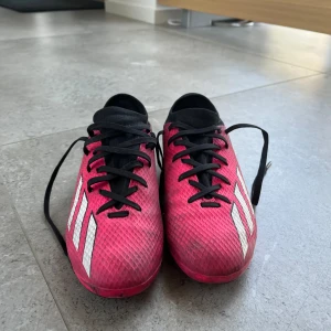 Fotboll skor - Säljer mina jätte fina adidas fotboll skor som tyvärr inte passar mig längre. De är lite smutsig men annars i bra skick.