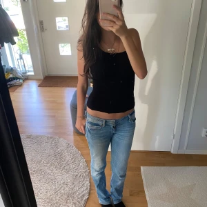 Snygg svart topp - Säljer den här fina svarta toppen då jag inte använder den och ahr en liknande💞💞 använd gärna köp nu!!💗