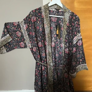 Rituals morgonrock  - Det är en jaypur saree kimono bohemian rock och aldrig använt 