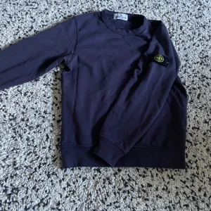 Stone island köp nu om du vill ha den  - Fint skick och inte använd så mycket eftersom jag växte ur den typ direkt. Köpt från nk(se sista bild). Pris kan diskuteras 