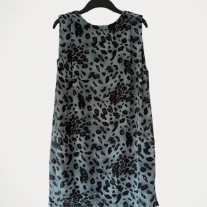 Acne Studios klänning  - Klänning från Acne Studios, modell Wise Leo.  Storlek: M Material: Polyester Använd, men utan anmärkning.