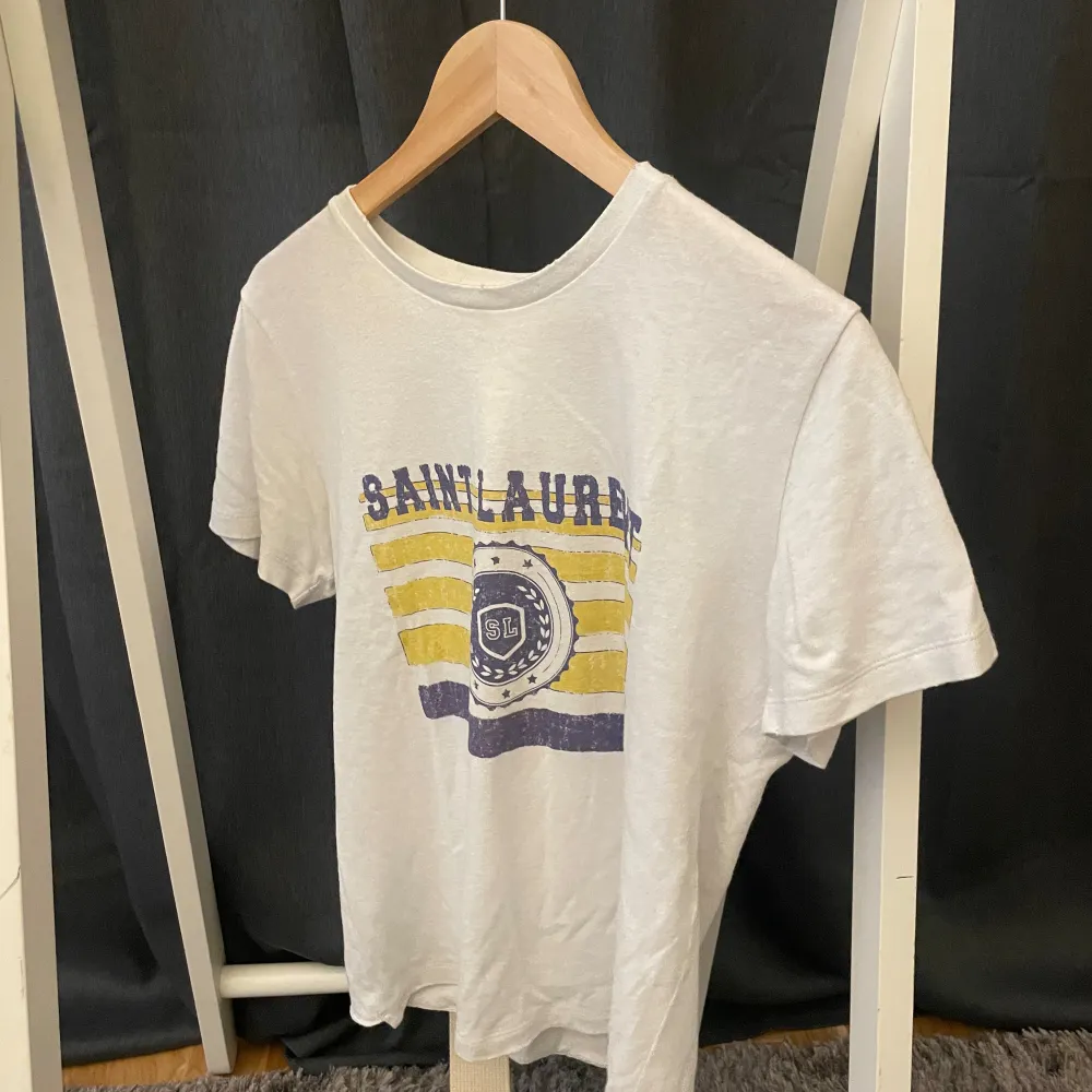 Saint Laurent Skick: 9/10 använd fåtal gånger  Storlek S/XS Färg: Vit Hör av er vid fler frågor eller funderingar!😊🙌 . T-shirts.