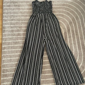 Jätte sköna byxor+klänning - Har inte kommit till användning nu längre. Jag är 1,60 och de passar mig men det är påriktigt för de som är 1,70❤️