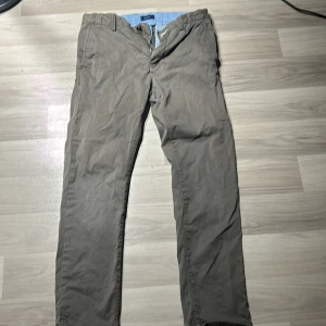 Gant chinos  - Gråa chinos syns att dom är använda men åndå helt okej skick.
