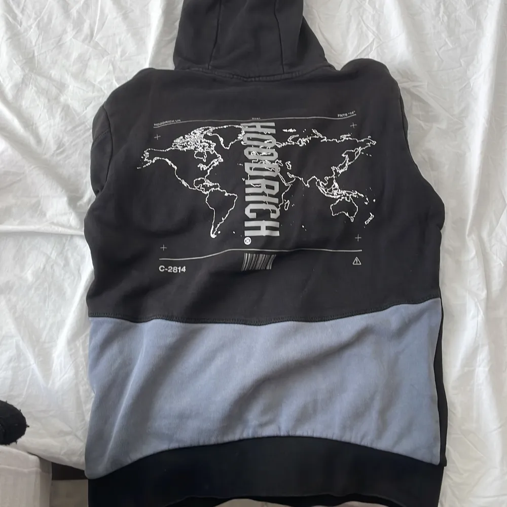 Jätte skön hoodie som värmer i vintern den är ganska ny och säljs inte mer i butiker. Säljer bra pris . Hoodies.