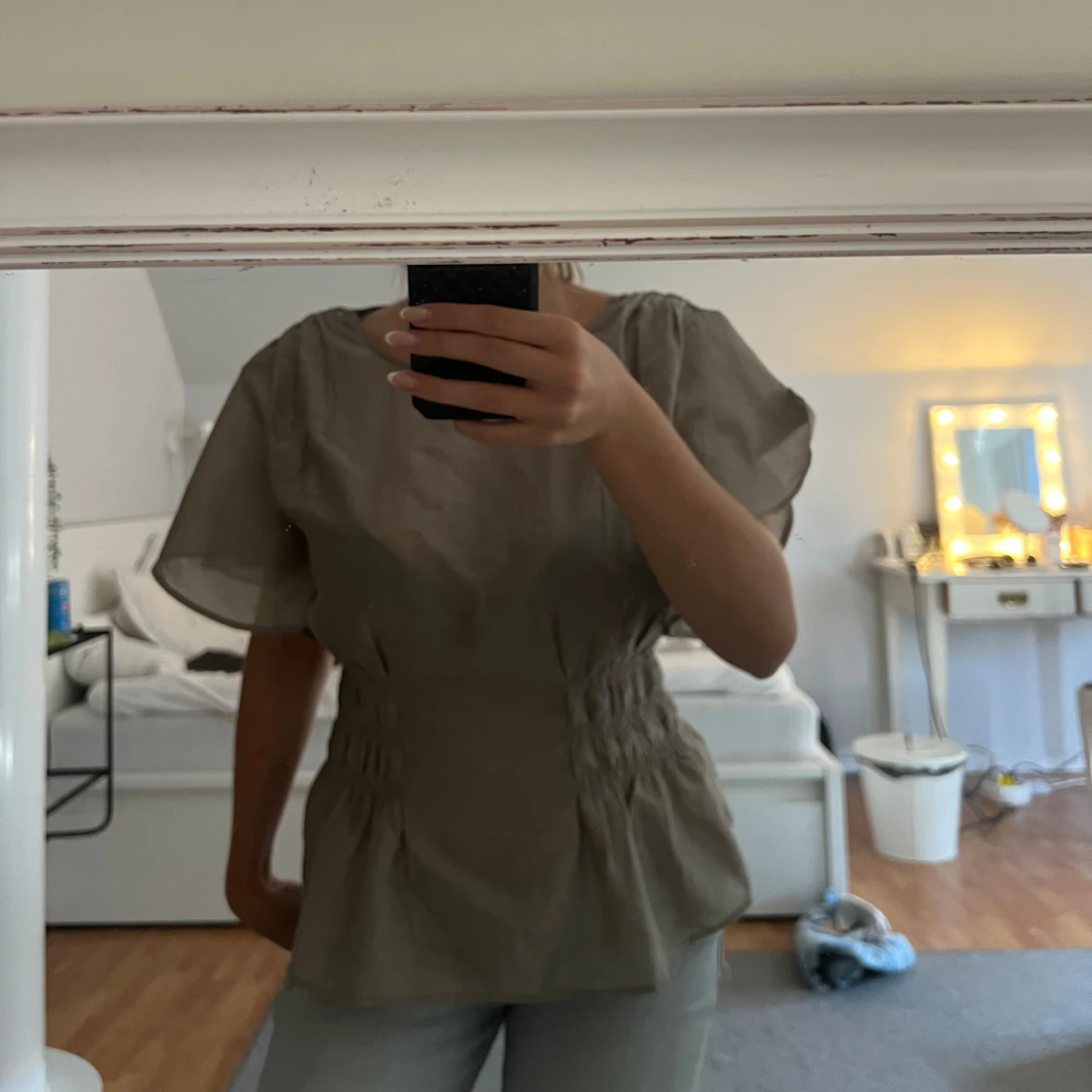 Beige blus med korta ärmar