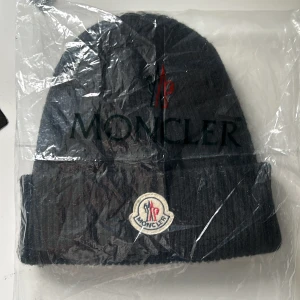 Moncler mössa  - Tjena säljer min moncler mössa. Då den aldrig kommer till användning. Köpt i Japan men vet inte om den är äkta där av priset. 