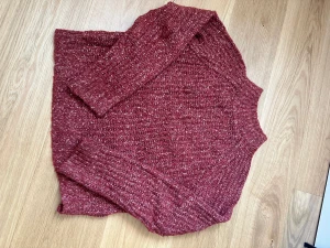 Stickad tröja från Only! - Skön och fin stickad tröja från Only, endast använd ett fåtal gånger! Nypris: 299kr