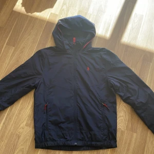 Polo raulp lauren - windbreaker - Skick 8-9/10 fint skick på windbreaker som passar bra inför hösten. Nypris 3400, mitt pris 1950. Priser är inte hugget it sten och kan diskuteras!👏 