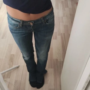 Lågmidjade vintage jeans - Säljer ett par snygga blå jeans. De har en låg midja och en straight passform. innebenslängden är 80 och midjemåttet är 34 💕