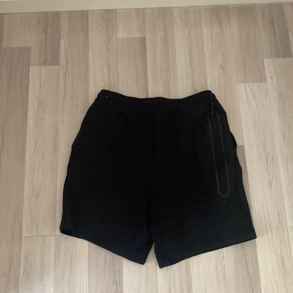 Ganska ny och inga skador bra skick har inte använt den så mycket . Shorts.