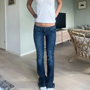 Lågmidjade bootcut jeans  - Lågmidjade bootcut jeans från Wrangler. Midjemått 35cm innerbenslängd 79 cm. Köp via köp nu❤️‍🔥