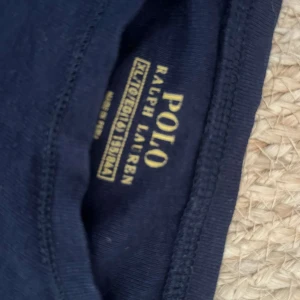 Ralph lauren tröja  - En blå Ralph Lauren t-shirt typ aldrig använd Storlek Xl (155) Skriv vid intresse och fler bilder🩵