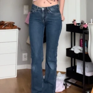 Bikbok jeans - Midwaist skulle jag säga, men lågmidjade på hemsidan! Super snygga fast sitter för tajt på mig! Väl använda fast lite nedtrampade längst ner på jeansen💕