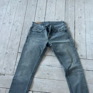 Dondup George jeans  - Trendigaste jeansen på marknaden just nu! Hej säljer nu dessa supersnygga dondup jeans i storleken W30. Jeansen är i nyskick och knappt använda, nypris runt 4000 kr. Hör gärna av er vid funderingar.
