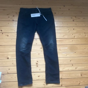 Dondup George jeans - Hej nu säljer jag dessa dondup jeans som endast är använda 2 gånger då de inte kommer till användning längre nypris ligger runt 3k mitt pris: 699 Pris går att ändras vid snabb affär kom i  dm för mer frågor kan även bytas så skicka förslag!