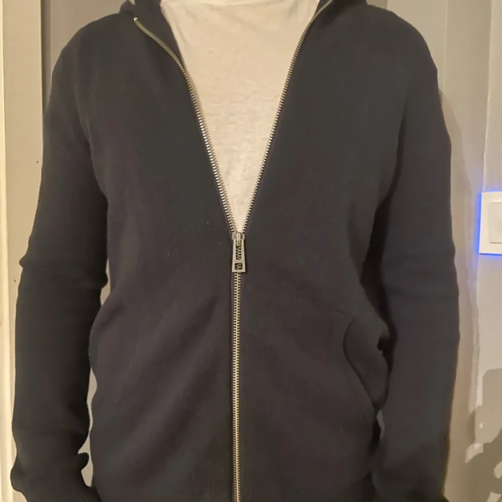 Zadig & voltaire zip hoodie som är sjukt fet och väldigt limiterad. Hoodien är i strl 16-M. Hoodies.