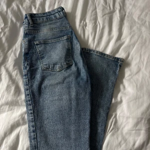 Jeans med liten slits - Storlek 34, mycket fint skick! Från Chiquelle