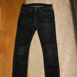 Levis 519 - Säljer billigt då jag vill bli av med dem | inga defekter | för ytterligare frågor kontakta mig 😊🤝