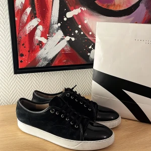 Lanvin cap toe (GÖR GÄRNA BYTEN) - Lanvins i använt skick (7/10) men forfarande fina, släppt lite på cap toe på bild 4 men går att lösa. Org sulan är sönder så satt i en egen. Tyvär Inge og kvar. Hör av dig vid funderingar och pris kan diskuteras vid snabb affär! Mvh Malte!