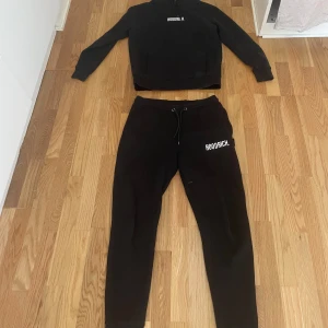 Hoodrich set - Säljer nu mitt svartvita hoodrich set. Bra men använt skick, ena metallgrejen har lossnat vid snörena uppe på hoodien, man kan ju ta bort den andra också så märks det inte. Storlek M men skulle säga att de passar xs eller S