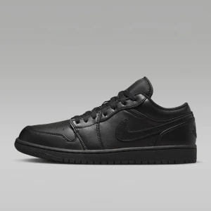 Jordan 1 lows helsvarta - Hel svarta jordan 1 lows som jag köpte ifrån footlocker för 2 år sen. Använder inte dom längre pga dom är för stora för mig. Dom är lite creasade men annars är dom i bra skick. Kan mötas upp i Stockholm Central annars står köparen för frakt.