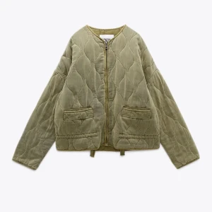 Zara oliv quiltad jacka - Intressekoll på denna populära jacka från zara (kom med prisförslag) som är quiltad och finns ej längre på hemsidan. Supersnygg och passar perfekt nu till hösten 🥰🥰🤩🤩🤩
