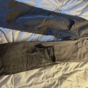 Jeans - Ett par grå jeans med hål. Säljer då dem är för stora och inte längre passar min stil 💖 Perfekt för dig som kanske är lite mer grunge/ emo 🖤 