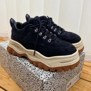 Eytys Angel - Säljer mina fina Eytys Angels!✨✨ Material & färg: Suede, midnight/gum Storlek: 42, men passar även 43 Nypris: 2000kr Box & dustbag medföljes  Varsamt använda och är i fint skick. Om du har funderar eller vill ha mer bilder är det bara att skriva!