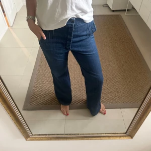 Jeans - Så snygga jeans som jag tyvärr inte vet vart dem kommer ifrån. Står inget i och köpta secondhand. Sååå sköna😍 står inget storlek i men skulle säga att dem passar en M men passar även L o S beroende på hur man vill att de ska sitta🥰