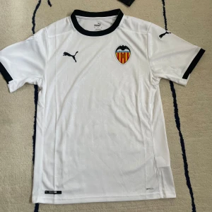 Valencia Hemmatröja 2020 - Valencia hemmatröja från säsongen 2020-2021. Tröjan är ny och helt oanvänd i storlek small. Cond: 10/10 (Ds) Lag: Valencia  Liga: Laliga 🇪🇸 Storlek: S Namn/nr: Inget 