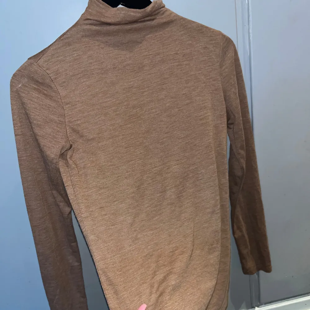 Fin tunn lĂ„ngĂ€rmad turtleneck đ€ Lite smĂ„tt âgenomskinligâ men funkar bra Ă€ndĂ„đ Ej croppad, vanlig lĂ€ngd pĂ„ tröjan! Pris gĂ„r att diskutera . FrĂ„n h&m strl S. Neuletakit & Villapaidat.