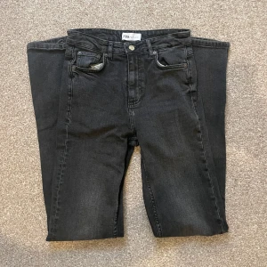 Svarta jeans! - Skit snygga svara zara jeans med slit. Säljer pga att de inte kommer till användning!