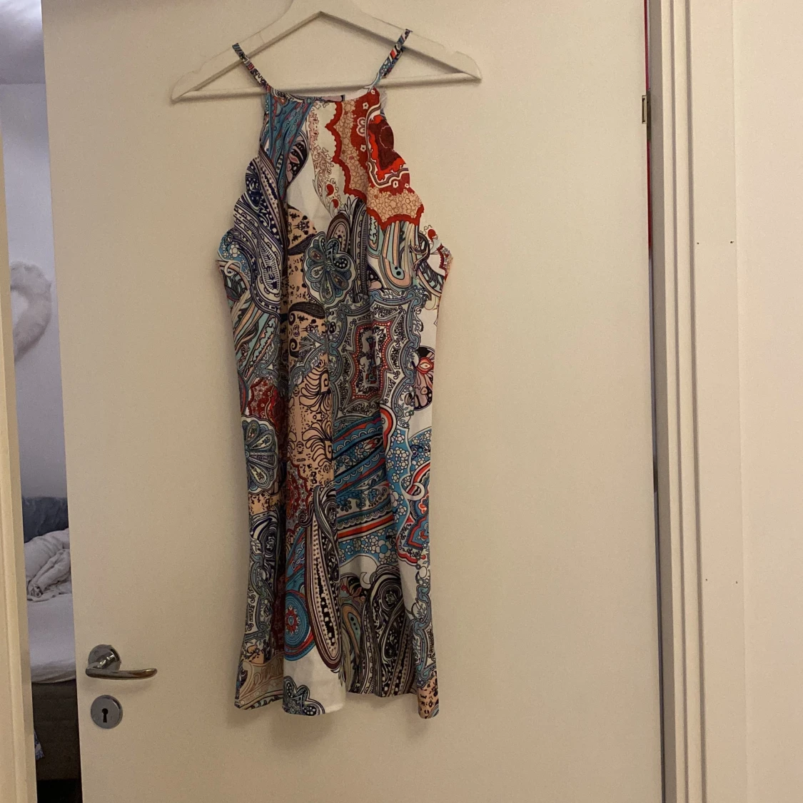 Färgglad mönstrad sommarklänning