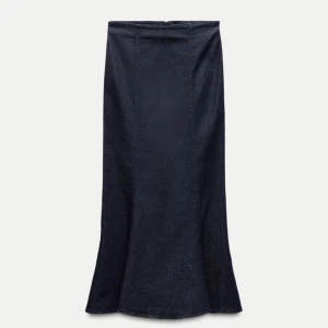 lågmidjad lång jeanskjol - Superfin långkjol i jeans som ör utsvängda längst ner som aldrig är använda och har fortfarande lappen kvar. Säljer dem för att de inte kommit till användning. Nypris 399