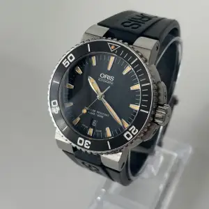 • Modell: Oris Aquis Date • Storlek: 43mm • Referens: 01 733 7653 4159 • År: 2015 • Skick: Mycket Bra • Medföljer: Fullset