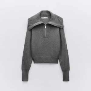 Grå stickad tröja - En helt ny grå stickadtröja med jättefin krage och dragkedja från Zara🥰 Fick den i present men kom aldrig till användning. Priset är 399kr på Zara men säljer den billigare pga rensning. Skriv dm om du har frågor, priset kan diskuteras 