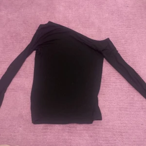 Tunn enaxel tröja - Väldigt tunt material. Stretchig. Det är XS men skulle funka för de med S eller kanske till och med M.