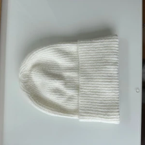 Mössa - Vit mössa från Indiska i jättebra skick, nästan aldrig använd🤍