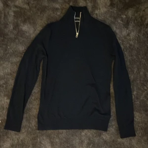 Säljer min snygga halfzip från jack&jones då den aldrig kom till användning, nypris 599, hör av er vid frågor och fundering. - Skick 10/10