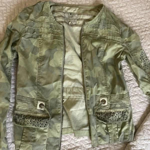 Cool militärjacka med detaljer - Säljer världens coolaste jacka med asmycket fina detaljer pga att den är för liten 🙁🙁🙁 pris kan diskuteras vid snabb affär!!
