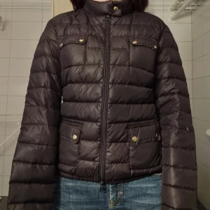 Svart Line of Oslo jacka - Superfin Line of Oslo jacka. Perfekt nu inför kalkare årstider som höst och vinter. Jackan är i nyskick och har blivit använd fåtal gånger.