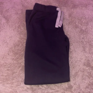 Russemearch  - Ett par mjukis byxor i navy blue från russemearch. Jätte sköna och sitter bra på. Storlek S Dom är ganska andvända.  Rökfritt hem