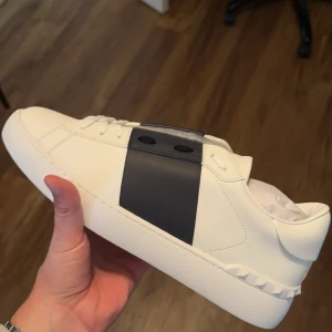 Valentino Opens Svart - Sprillans nya Valentino Opens Svarta!😍 Kom DM om du har några frågor, vi har svar på allt 🤩 Storlek: 43  Pris: 1990 på frakt. 🚚 📦 Kommer med original förpackning