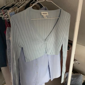 Topp / kofta  - Kofta i kortare modell från monki i storlek S 