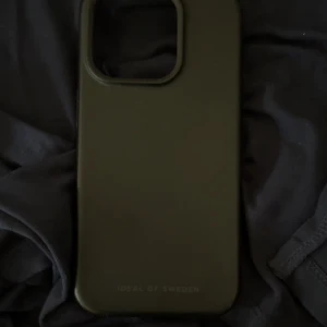 Silkonskal från ideal of sweden  - Den är i nyskick, använd fåtal gånger, iphone 15 pro, Nypris:249