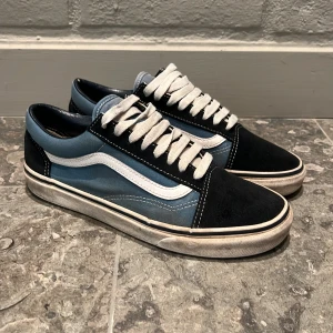 Vans sneakers i blå och svart - Säljer ett par Vans i blå och svart. Bra skick men bedöm själv på bilderna, självklart är inget trasigt . Dem är i storlek 40.