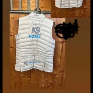 K9 väst  - K9 väst! Super fin storlek S använd 2 gånger men super fint skick:) 