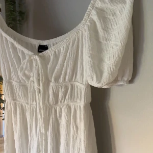 vit klänning - jättesöt vit vår/sommarklänning som inte kommer till användning, jättefint skick, pris kan diskuteras💕