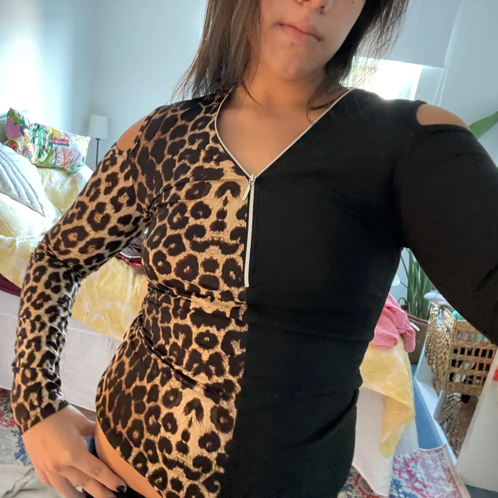 Långärmad leopard topp med öppna axlar och silver kedja.. Yläosat.